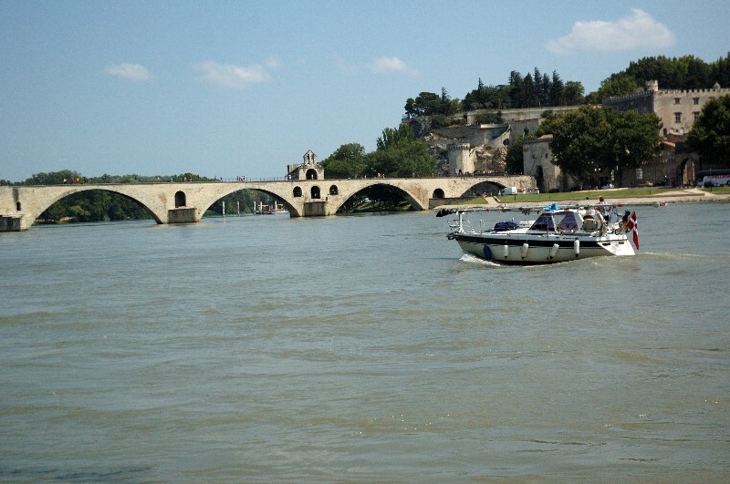 Scorcio del  ponte sul fiume Rodano.